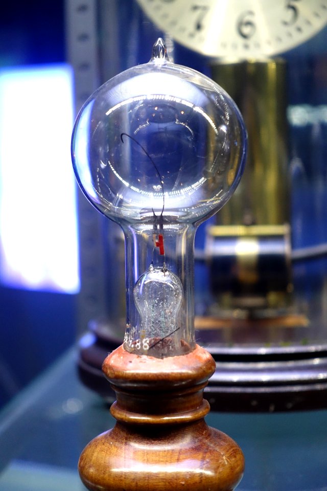 Demonstration light bulb, stated to be the first light bulb ever lit in public, 1879, from Henry Ford collections - Museum of Science and Industry (Chicago) - DSC06446
