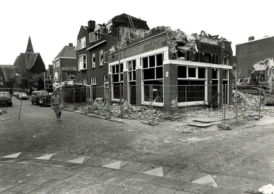 De sloop van het v.m. café Burgers (Schoonzicht) hoek Zocherstraat - Schoterweg. Links in de verte de Koningskerk gelegen aan de Kloppersingel. Aangekocht van United Photos de Boer bv. - Negatiefnumme