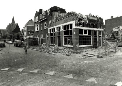 De sloop van het v.m. café Burgers (Schoonzicht) hoek Zocherstraat - Schoterweg. Links in de verte de Koningskerk gelegen aan de Kloppersingel. Aangekocht van United Photos de Boer bv. - Negatiefnumme