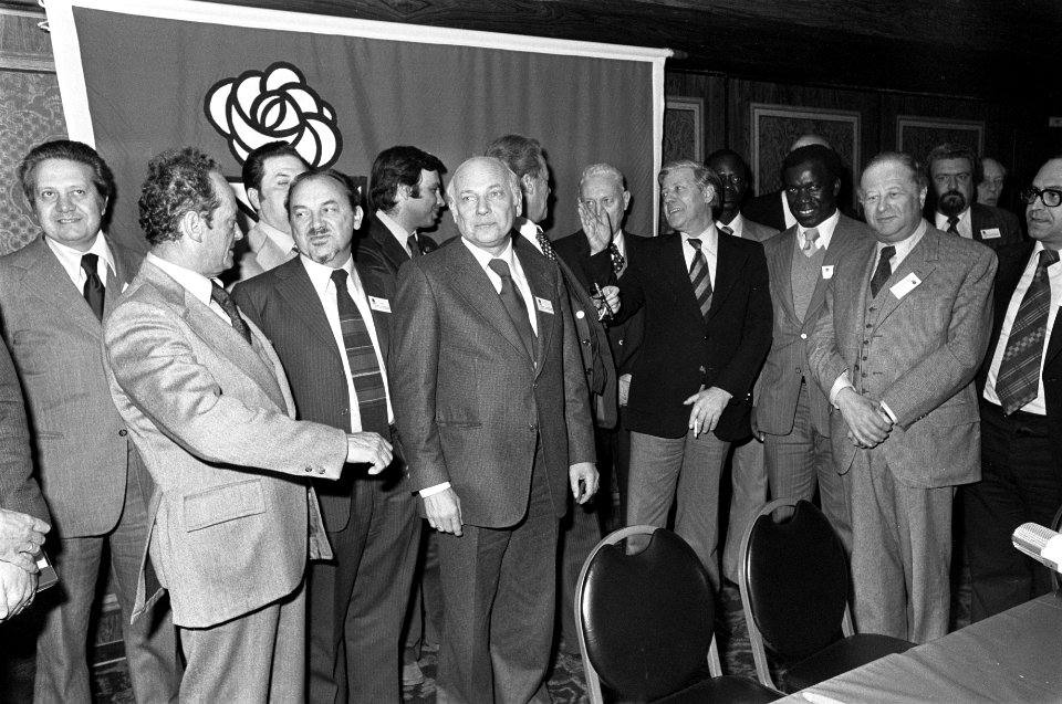 De sociaal-democratische leiders Joop den Uyl (op de voorgrond) en Helmut Schmid, Bestanddeelnr 929-1256