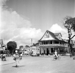 De Sociëteit op de hoek van de Domineestraat en Spanhoek in Paramaribo, Bestanddeelnr 252-6139