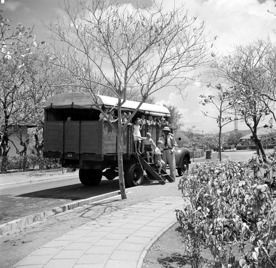 De schoolbus in de wijk Rio Canario bij de olieraffinaderij van de CPIM op de Is, Bestanddeelnr 252-7760