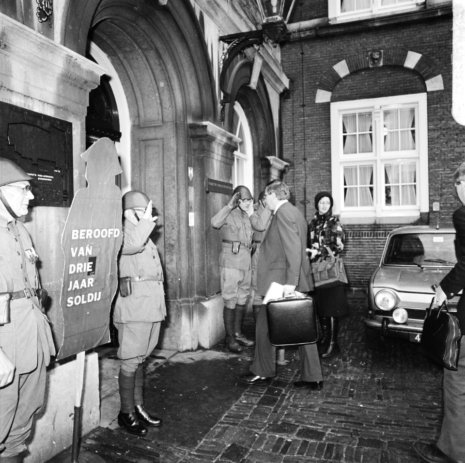 Demonstrerende KNIL-soldaten op Binnenhof salueren voor Wiegel, Bestanddeelnr 929-4809