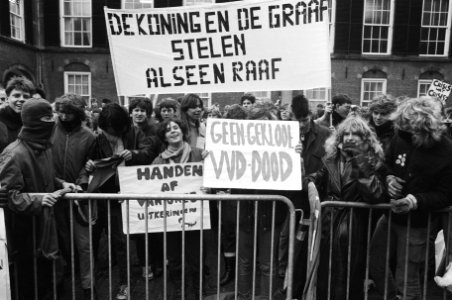 Demonstrerende jongeren, waaronder enkele met bivakmuts, Bestanddeelnr 932-4387