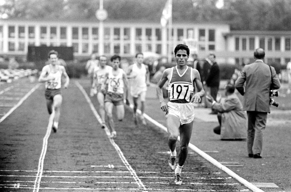 De Tunesiër N. Gamoudi (nr. 197) wint de 5.000 meter heren, Bestanddeelnr 923-6442