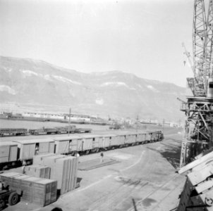 De trein die de repatrianten van de boot naar het kledingcentrum in Ataka brengt, Bestanddeelnr 255-6882