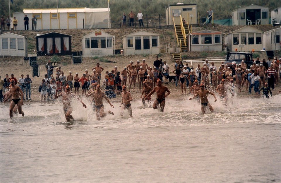 De start van de veertigste Bloemendaalse zeemijl. Aangekocht van United Photos de Boer bv. - Negatiefnummer 43104 kc 3a. - Gepublliceerd in het Haarlemsdagblad van 12.08.1996. Identificatienummer 54-0