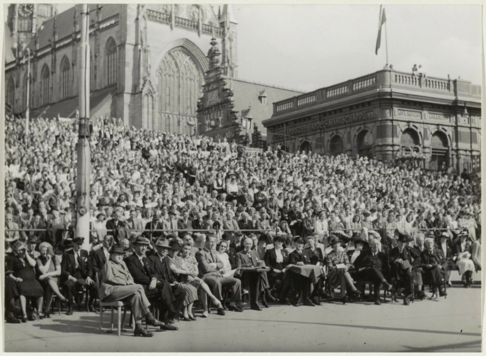 De tribune op de Grote Markt tijdens de Historisch-Allegorische optocht ter gelegenheid van het 700-jarig bestaan van Haarlem. NL-HlmNHA 54011105