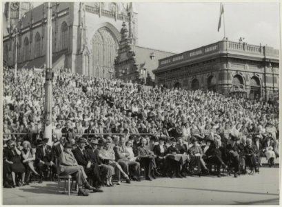De tribune op de Grote Markt tijdens de Historisch-Allegorische optocht ter gelegenheid van het 700-jarig bestaan van Haarlem. NL-HlmNHA 54011105
