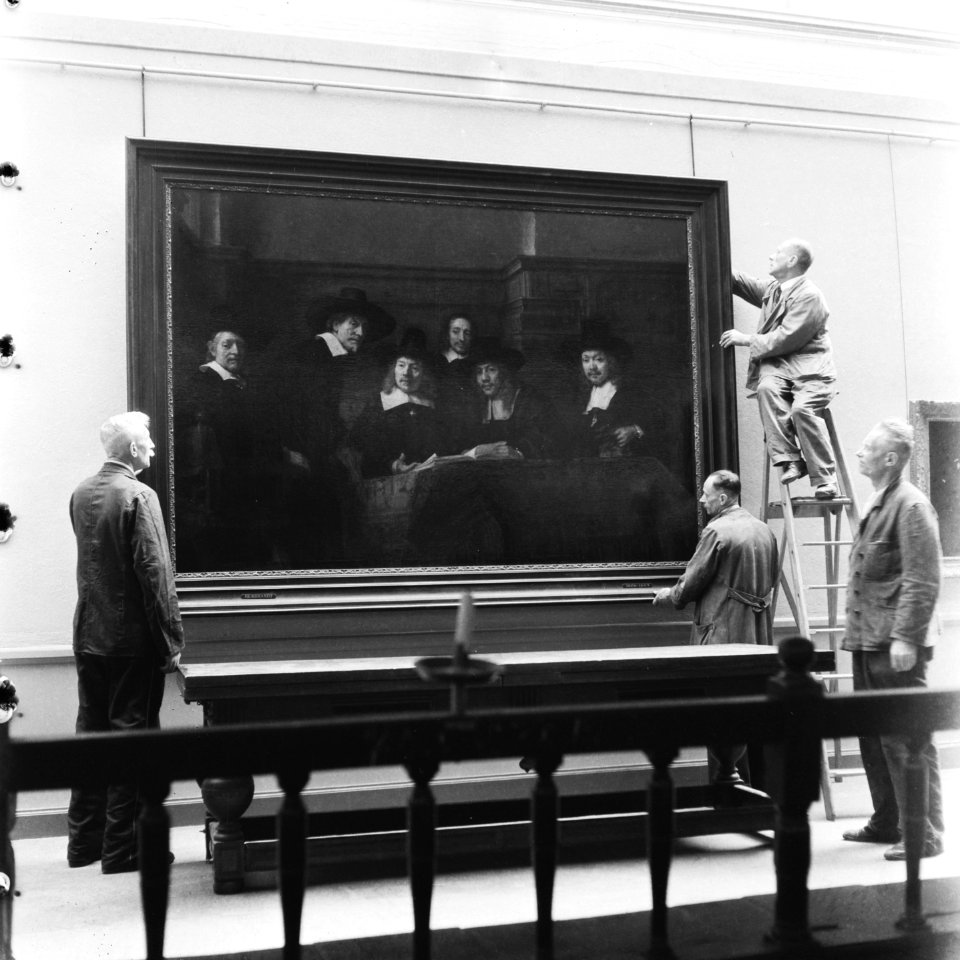 De Staalmeesters van Rembrandt wordt opgehangen, Bestanddeelnr 900-5346
