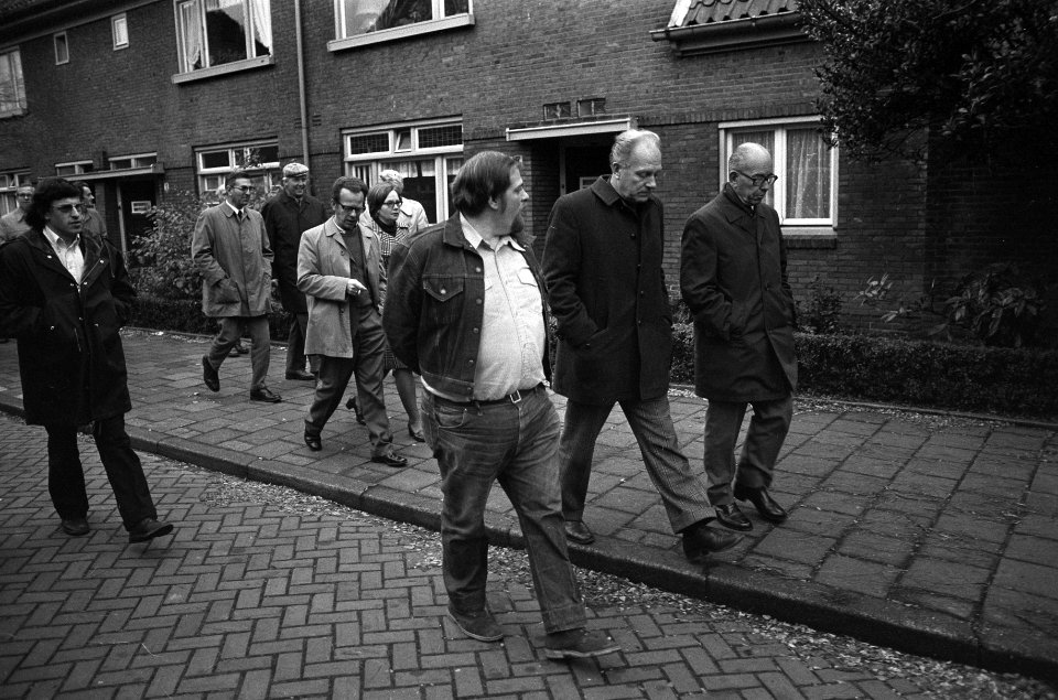 De staatssecretaris loopt met genodigden door de straat, Bestanddeelnr 926-8106