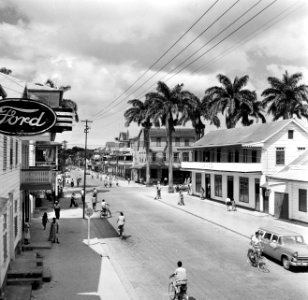 De Steenbakkerijstraat in Paramaribo Links een Ford-uithangbord, Bestanddeelnr 252-5263