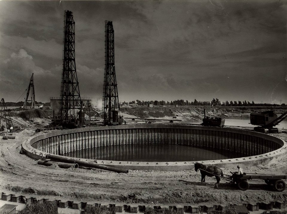 De Velsertunnel in aanbouw. Rond de bouwput, met een doorsnee van 63 meter, zuigen de pompen om het water te laten zakken tot ongeveer 25 meter beneden N.A.P (De autotunnel wordt 1644 meter , NL-HlmNHA 54004133