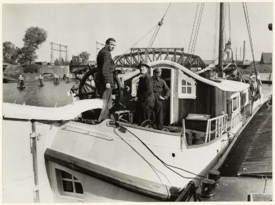 De schrijver Jan de Hartog ( links ) op zijn in Haarlem gebouwde tjalk, op het Spaarne bij de spoorbrug. NL-HlmNHA 54005641