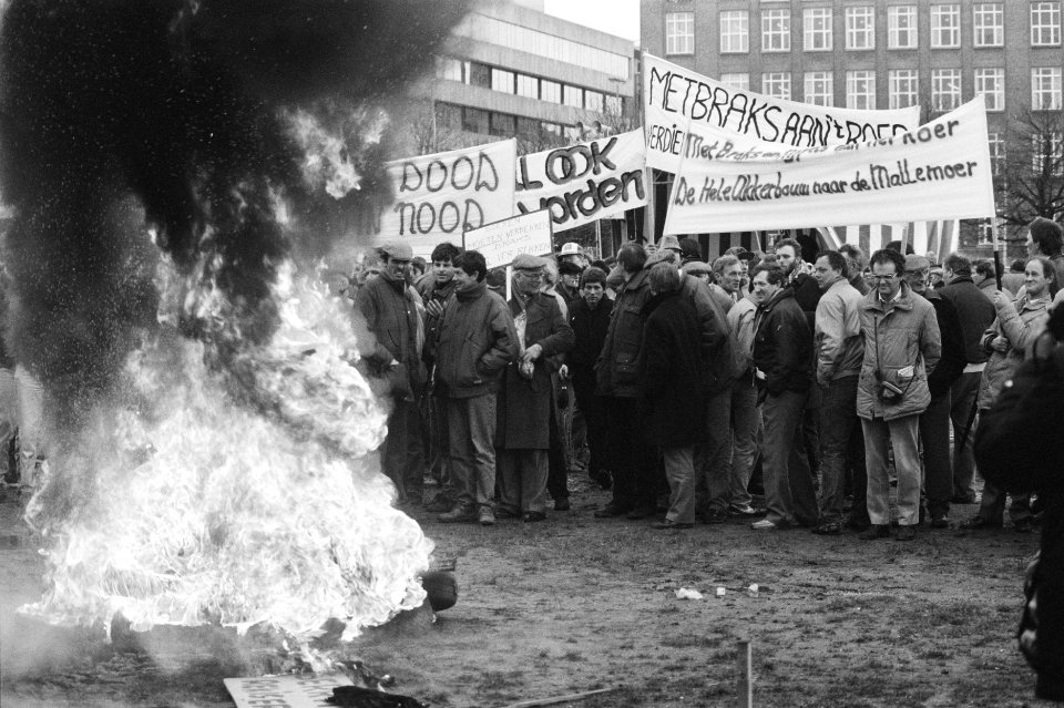 Demonstrerende boeren bij een vuur, Bestanddeelnr 934-4125