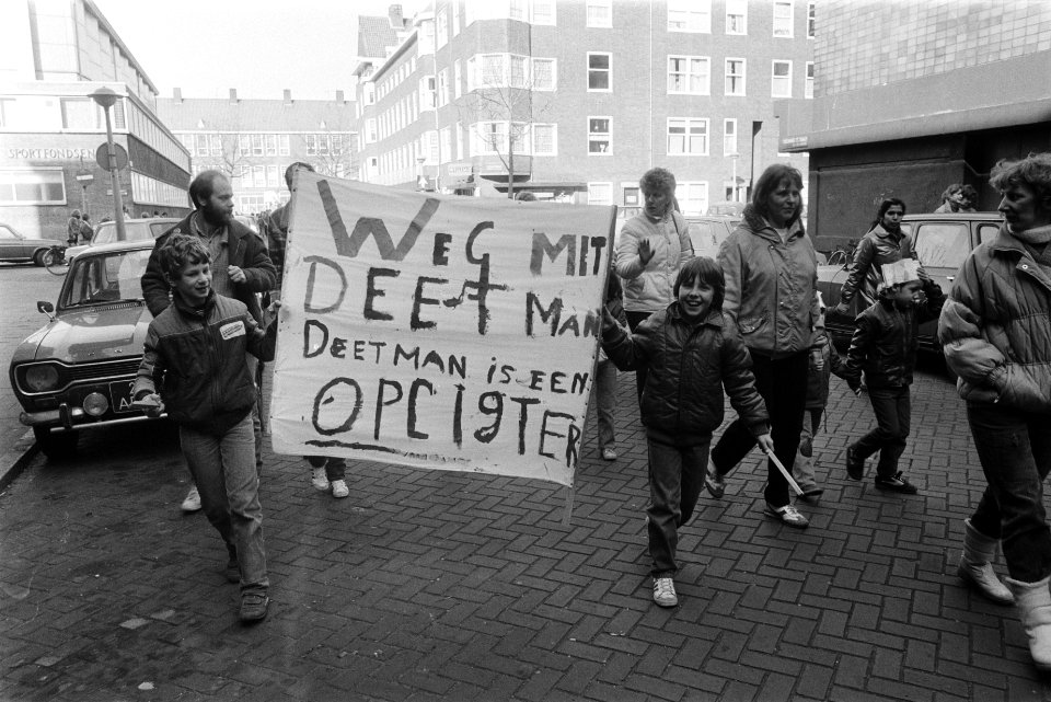 Demonstrerende leerlingen met spandoek Weg met Deetman, Deetman is een opligter, Bestanddeelnr 932-5073