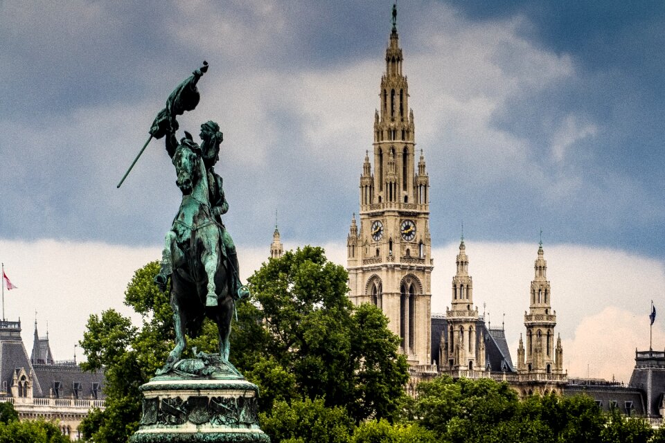 Heldenplatz town hall monument
