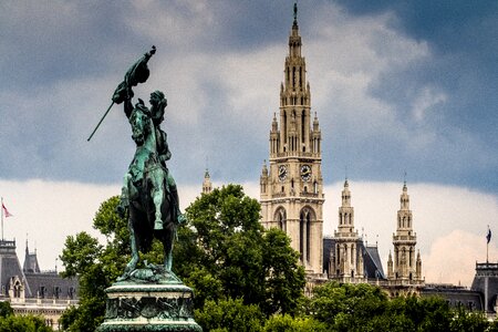 Heldenplatz town hall monument