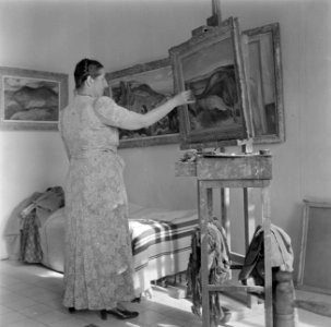 De van origine Engelse kunstenares Violet Citron schilderend in haar atelier, Bestanddeelnr 255-0749