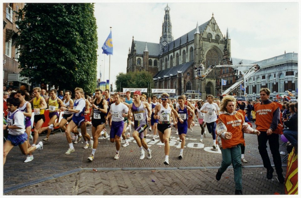 De start van de Tros-loop. NL-HlmNHA 54036137