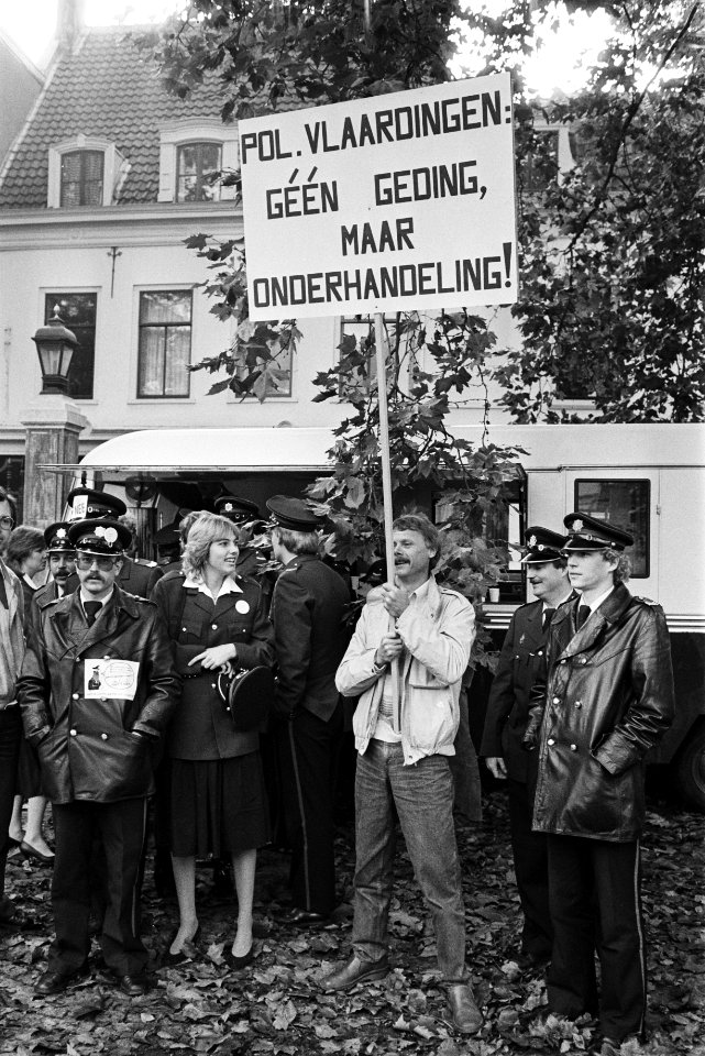 Demonstrerend politiepersoneel, Bestanddeelnr 932-7613