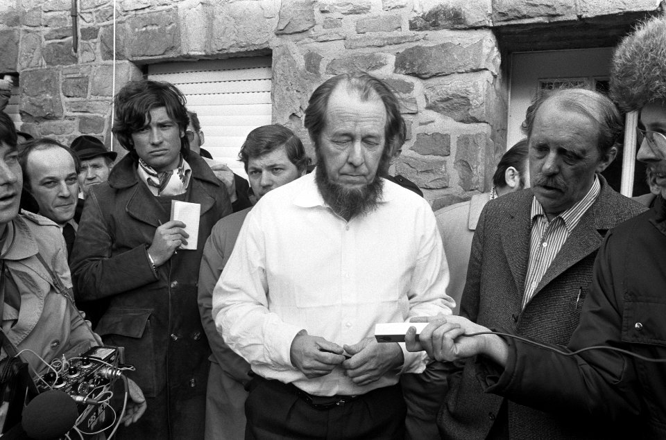 De schrijver staat de pers te woord, rechts van hem Heinrich Böll, Bestanddeelnr 927-0024