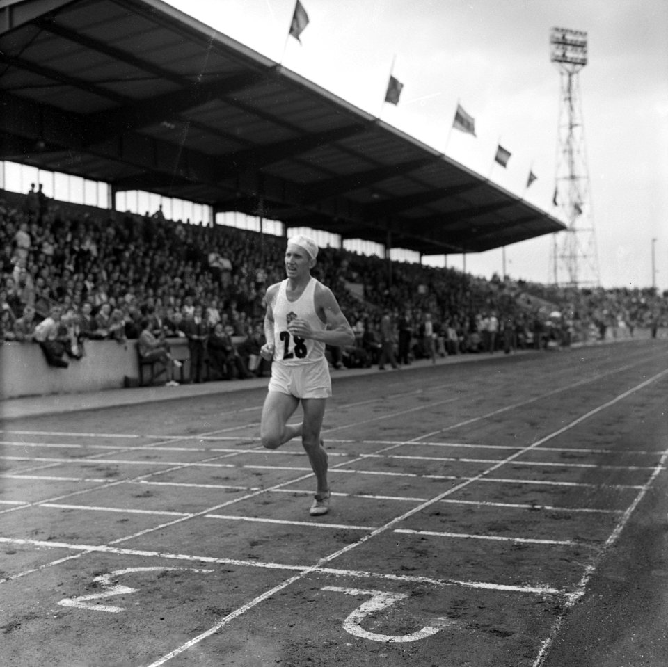 De Tsjech Varlav Chudomel als eerste over de finish van de marathon, Bestanddeelnr 915-3548