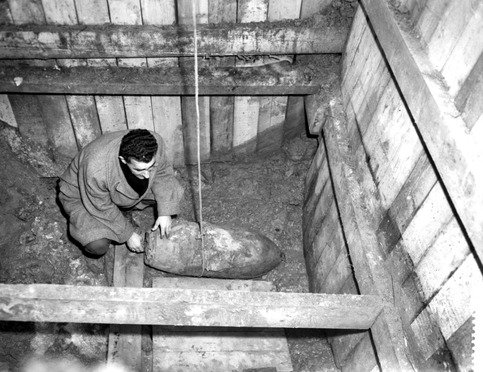 Demontage van Engelse bom in Enschede, de heer A Drenth in de kuil bij de bom, Bestanddeelnr 910-1434