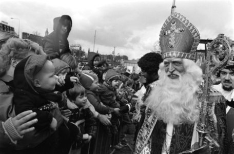 De Sint met kinderen na aankomst, Bestanddeelnr 931-8014