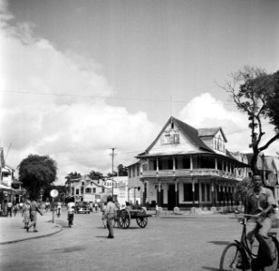De Sociëteit op de hoek van de Domineestraat en Spanhoek in Paramaribo, Bestanddeelnr 252-6140