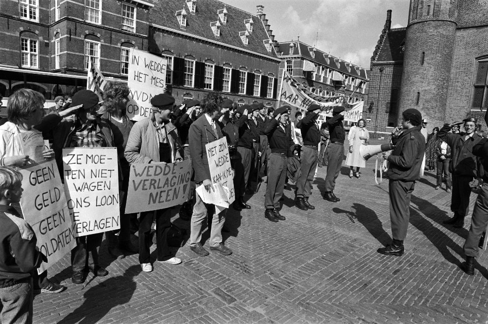 Demonstrerende militairen op het Binnenhof, Bestanddeelnr 931-0260