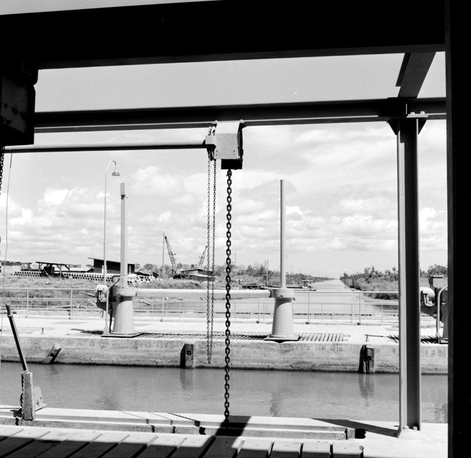 De sluis bij Nickerie, Bestanddeelnr 252-4596