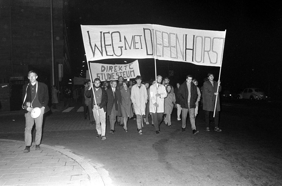 Demonstrerende studenten met spandoek Weg met Diepenhorst, Bestanddeelnr 919-5830