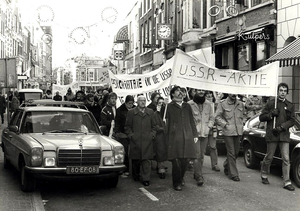 Demontratie van Amnesty International in de Zijlstraat. Aangekocht in 1980 van fotograaf C. de Boer. - Negatiefnummer 18856 k, 37. - Gepubliceerd in het Haarlems Dagblad van 14-01-1980. Identificatien