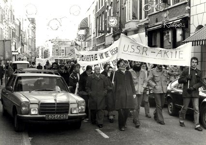Demontratie van Amnesty International in de Zijlstraat. Aangekocht in 1980 van fotograaf C. de Boer. - Negatiefnummer 18856 k, 37. - Gepubliceerd in het Haarlems Dagblad van 14-01-1980. Identificatien
