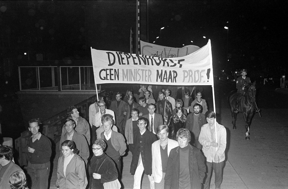 Demonstrerende studenten met spandoek Diepenhorst geen Minister maar Prof, Bestanddeelnr 919-5825