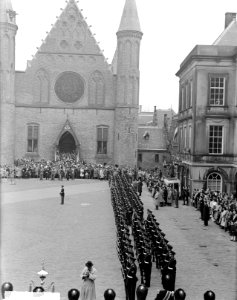 De troepen defileren langs H. M. Marvo, Bestanddeelnr 903-0164