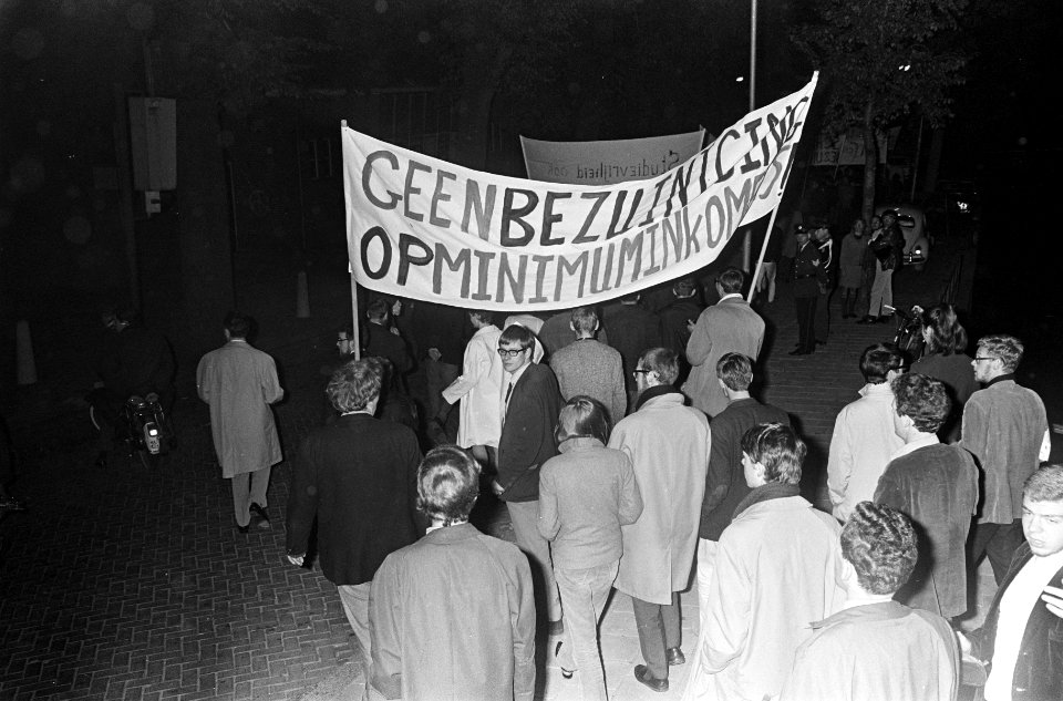 Demonstrerende studenten met spandoek Geen bezuinigingen op minimuminkomsten, Bestanddeelnr 919-5828