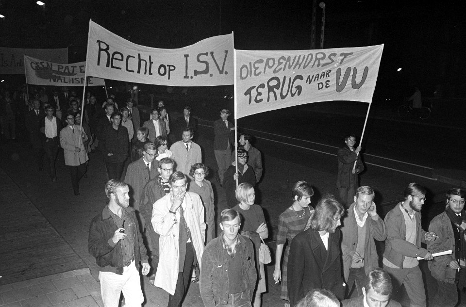 Demonstrerende studenten met spandoek Diepenhorst terug naar de VU, Bestanddeelnr 919-5829