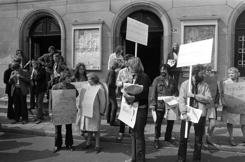 Demonstrerende Pelger-werknemers voor het Amsterdamse Paleis van Justitie, Bestanddeelnr 925-6692