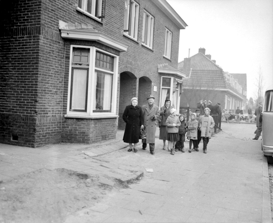 Demontage van Engelse bom in Enschede, bewoners verlaten hun huizen, Bestanddeelnr 910-1431