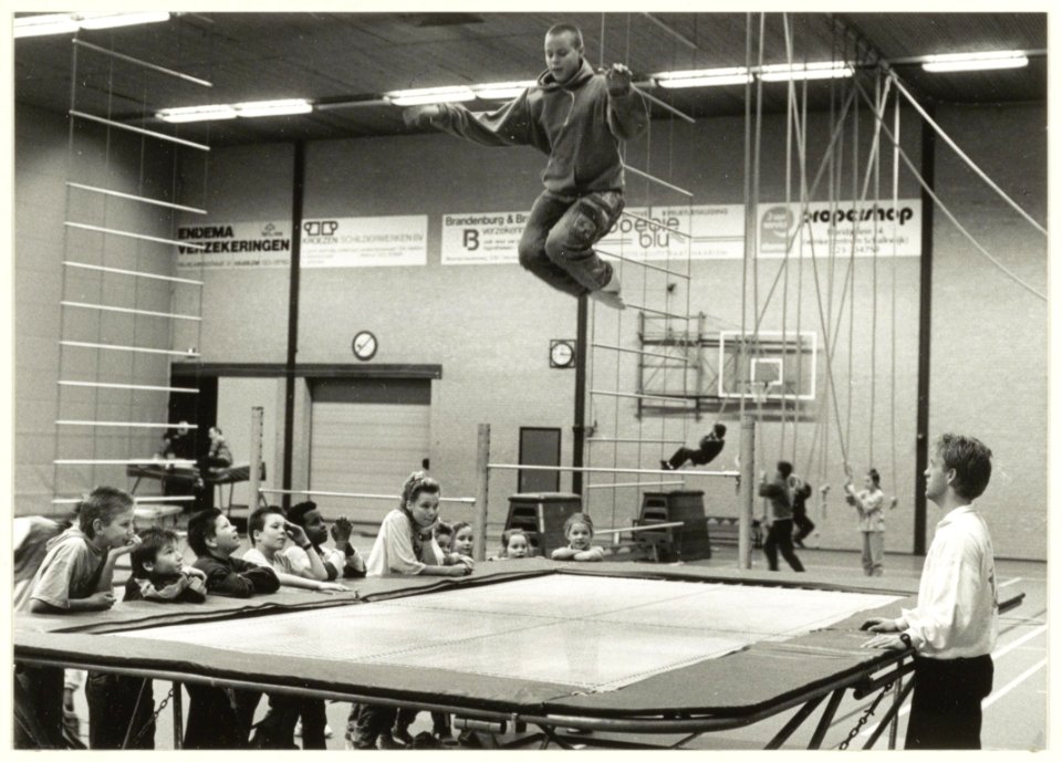 De trampoline was erg in trek bij de jeugd tijdens de sportinstuif in de Spaarnehal. NL-HlmNHA 54031764 photo