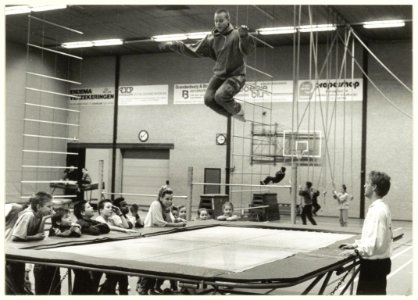 De trampoline was erg in trek bij de jeugd tijdens de sportinstuif in de Spaarnehal. NL-HlmNHA 54031764