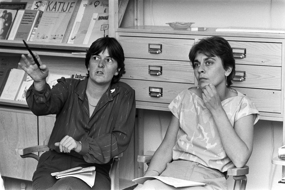De twee Amsterdamse ombudsvrouwen Lida van den Broek (links) en Ineke de Vries, Bestanddeelnr 931-7165