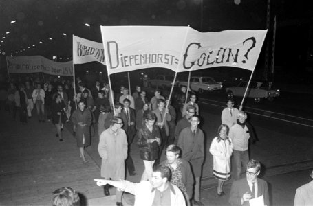 Demonstrerende studenten met spandoek Diepenhorst = Colijn, Bestanddeelnr 919-5827