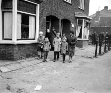 Demontage van Engelse bom in Enschede, bewoners verlaten hun huizen, Bestanddeelnr 910-1430