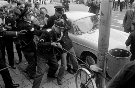 Demonstrerende Zuid-Molukkers worden door politie weggestuurd op Buitenhof, Den , Bestanddeelnr 923-8157