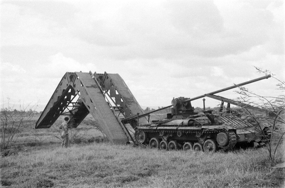 Demonstraties Eskadron Vechtwagens KNIL. Tank ¨Ineke¨ legt een brug, Bestanddeelnr 93-5-6
