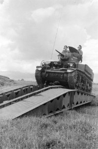 Demonstraties Eskadron Vechtwagens KNIL Tank ¨Breskens¨ rijdt over een brugdee…, Bestanddeelnr 93-6-5