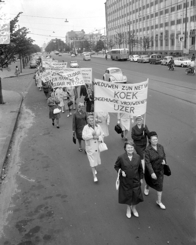 Demonstrerende vrouwen lopen van het Weesperplein naar het Museumplein, Bestanddeelnr 919-5705